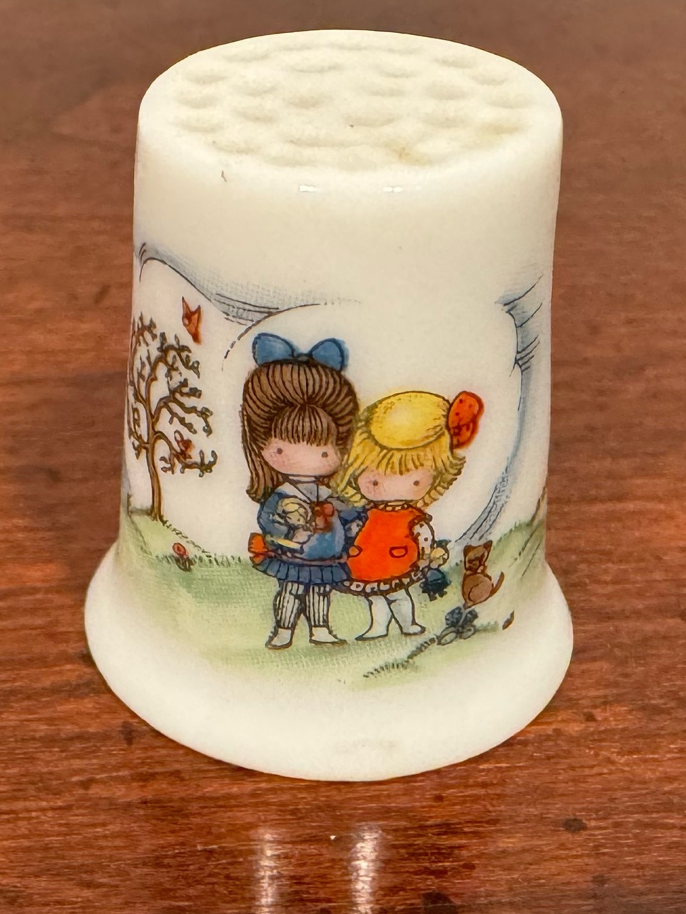 Vintage Hallmark Little Gallery Porcelain Joan Walsh Anglund "Friends" Thimble